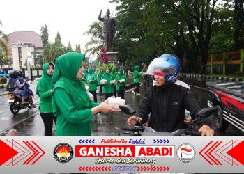Hangatkan Ramadhan, Eratkan Silaturahmi, Dandim Boyolali Turun ke Jalan Bagikan Ratusan Paket Takjil