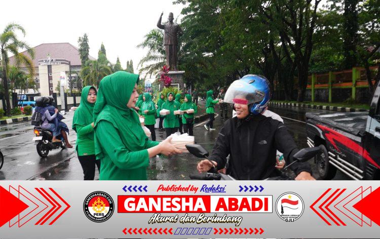 Hangatkan Ramadhan, Eratkan Silaturahmi, Dandim Boyolali Turun ke Jalan Bagikan Ratusan Paket Takjil