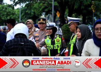 Program Polantas Menyapa, Satlantas Polres Gresik dan REI Bagi Takjil untuk Pengguna Jalan