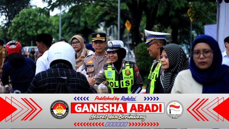 Program Polantas Menyapa, Satlantas Polres Gresik dan REI Bagi Takjil untuk Pengguna Jalan