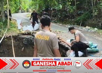 Gotong Royong Polres Lumajang dan Warga Pasang Ratusan Bronjong di Lokasi Longsor