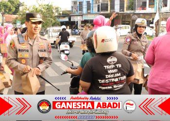 Semangat Ngrandu Buko, Kapolresta Banyuwangi Pimpin Aksi Berbagi Takjil di Jalan Raya