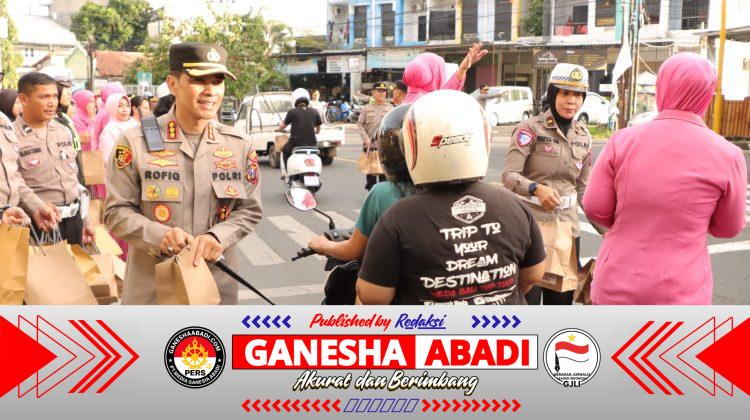 Semangat Ngrandu Buko, Kapolresta Banyuwangi Pimpin Aksi Berbagi Takjil di Jalan Raya
