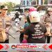 Semangat Ngrandu Buko, Kapolresta Banyuwangi Pimpin Aksi Berbagi Takjil di Jalan Raya