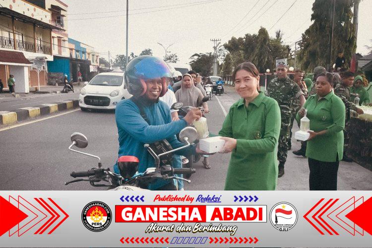 Berbagi Kebahagiaan di Bulan Suci Ramadan, Koramil Kokonao dan Koramil Timika Bagikan Takjil kepada Pengguna Jalan