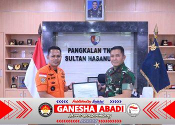 Danlanud Sultan Hasanuddin Terima Penghargaan Basarnas atas Dedikasi Operasi SAR ATR 42-500