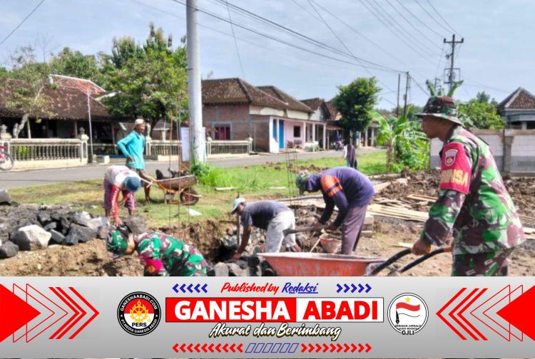 Babinsa Gotong Royong Pembuatan Parit Guna Lancarkan Aliran Air