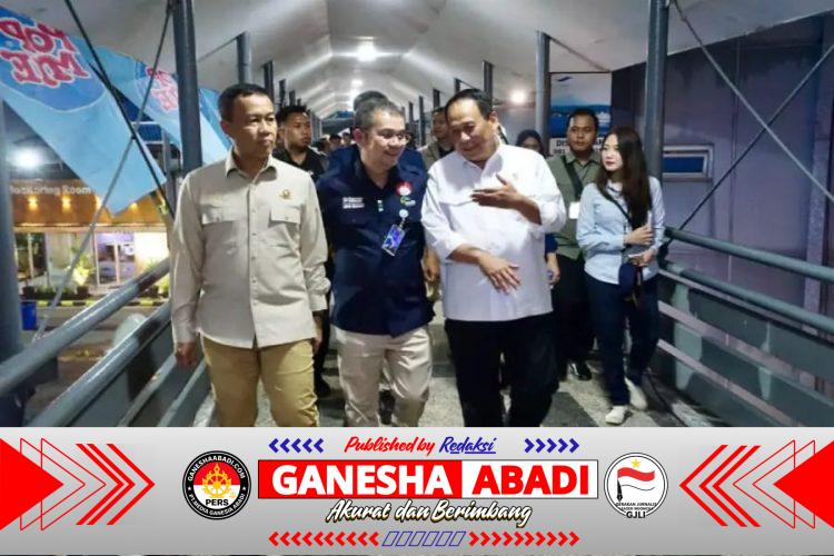 Wakil Menteri Perhubungan Suntana, turun langsung meninjau kepadatan antrean kendaraan