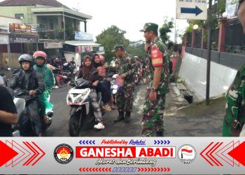 Suasana sore di Jalan Raya depan Kecamatan Girimarto warga padati area saat menjelang berbuka puasa