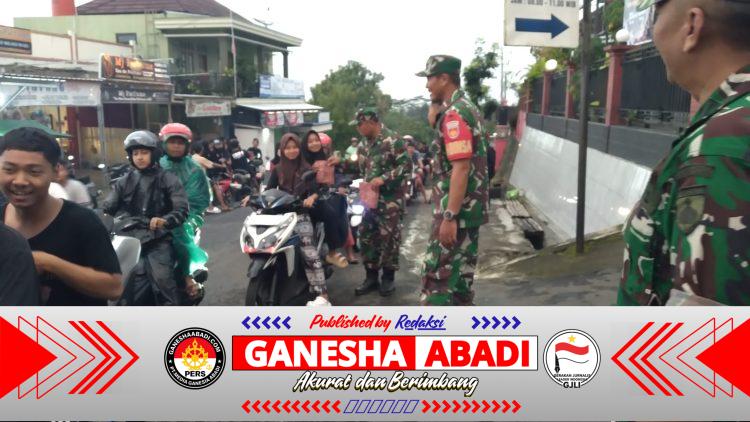 Suasana sore di Jalan Raya depan Kecamatan Girimarto warga padati area saat menjelang berbuka puasa