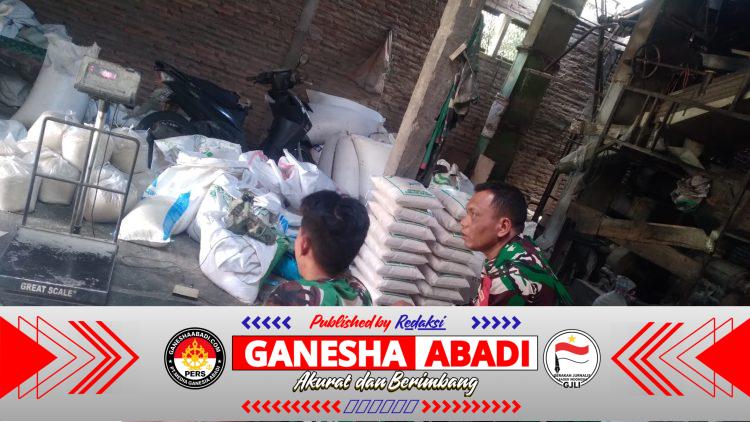 Babinsa Karanggede Turun Cek Pupuk Subsidi, Pastikan Stok Aman dan Harga Tetap Terjangkau