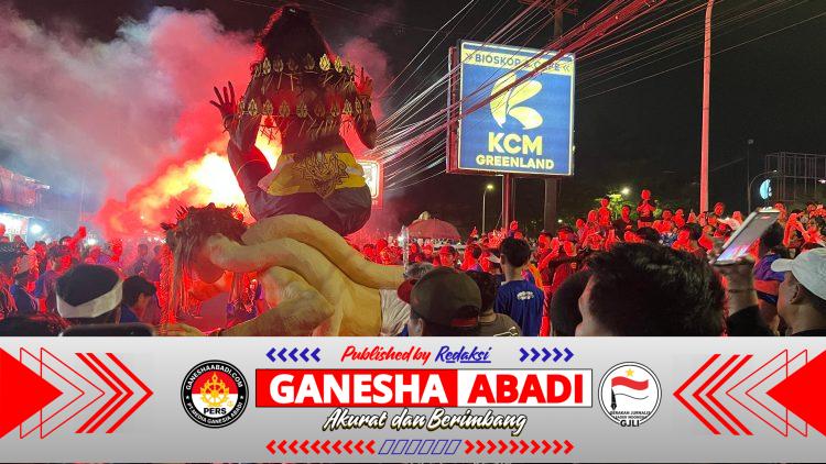 Pengamanan Humanis Polisi Warnai Pawai Ogoh-Ogoh di Menganti, Ribuan Warga Antusias