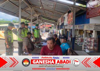 Babinsa Bersama Petugas Gabungan Pantau Langsung Arus Balik