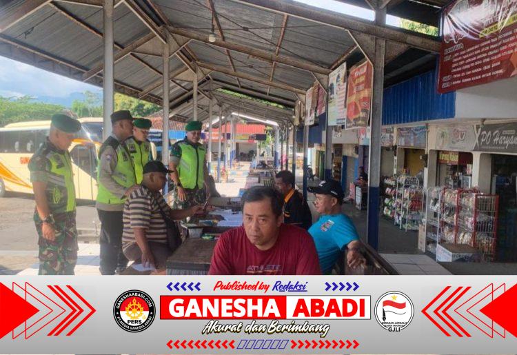 Babinsa Bersama Petugas Gabungan Pantau Langsung Arus Balik