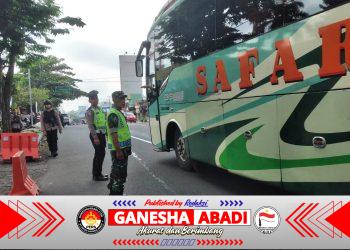 Babinsa Kodim 0724/Boyolali Turun Tangan, Bantu Kelancaran Arus Balik di Pospam Pasar Ampel