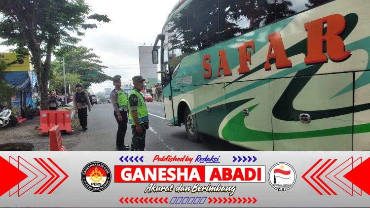 Babinsa Kodim 0724/Boyolali Turun Tangan, Bantu Kelancaran Arus Balik di Pospam Pasar Ampel