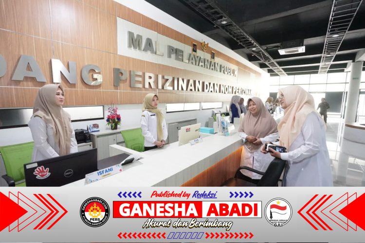 Pastikan Pelayanan Normal Meski WFA, Bupati Ipuk Sidak Layanan Publik