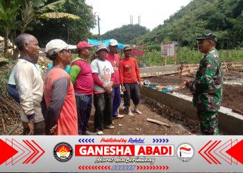 Babinsa Karangtengah Turun Tangan Percepat Pembangunan KDKMP