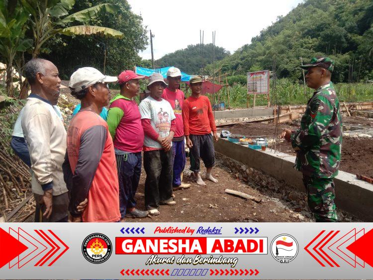 Babinsa Karangtengah Turun Tangan Percepat Pembangunan KDKMP