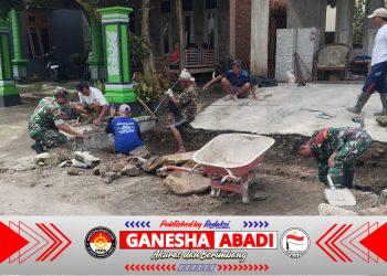 Babinsa Jaga Semangat Gotong Royong dalam Pembangunan Talud Jalan