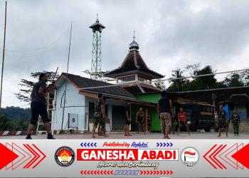 Menunggu Saat Berbuka Puasa, Ini Yang Dilakukan Satgas TMMD Reguler 127 Bersama Pemuda