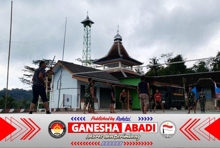 Menunggu Saat Berbuka Puasa, Ini Yang Dilakukan Satgas TMMD Reguler 127 Bersama Pemuda