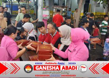 Polsek Gedangan Bersama Bhayangkari Bagikan Ratusan Takjil ke Masyarakat