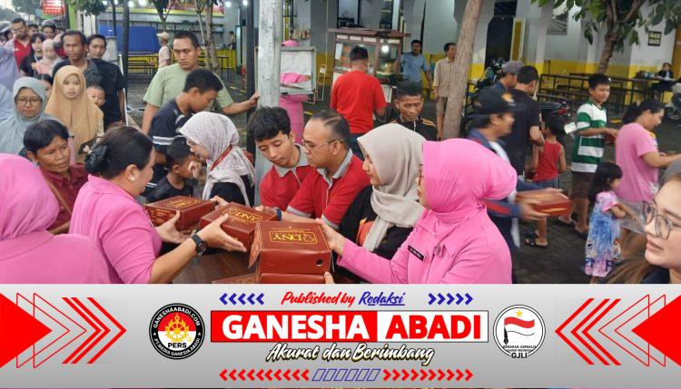 Polsek Gedangan Bersama Bhayangkari Bagikan Ratusan Takjil ke Masyarakat