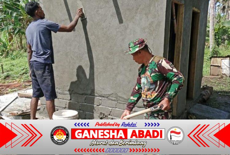 Personel TMMD Ke-127 Kodim 1514/Morotai Bersama Warga Laksanakan Pelesteran MCK di Desa Dehegila