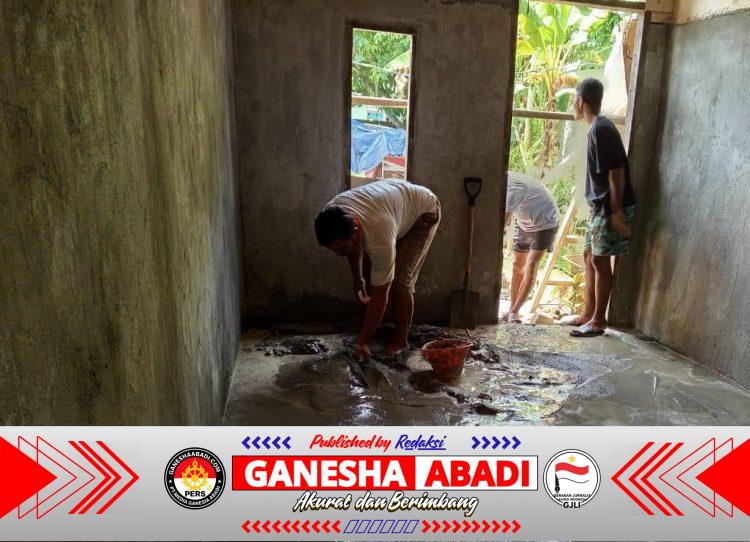 Personel TMMD Ke-127 Kodim 1514/Morotai Lanjutkan Pekerjaan Flur Lantai dan Pemasangan Lisplang RTLH