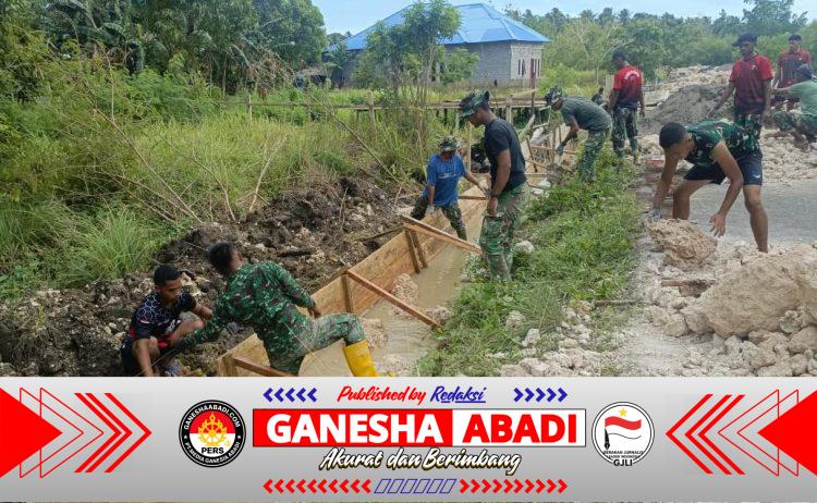 Personel Satgas TMMD Ke-127 Kodim 1514/Morotai Laksanakan Pemasangan Mal dan Pengecoran Drainase di Gotalamo