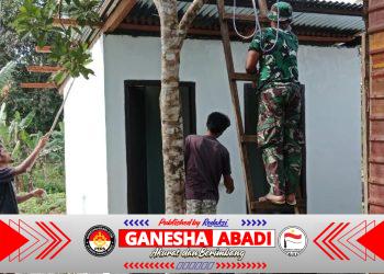 Personel TMMD Ke-127 Kodim 1514/Morotai Laksanakan Pengecatan MCK di Desa Dehegila