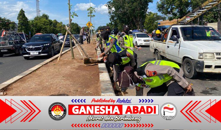 Usai Sidang Putusan, Personel Polresta Pati Bersihkan Area Pengadilan Negeri