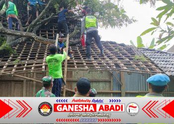 Sinergitas TNI Polri Bersama Warga Evakuasi Pohon Timpa Rumah Warga