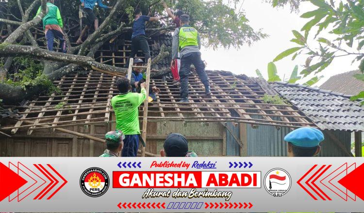 Sinergitas TNI Polri Bersama Warga Evakuasi Pohon Timpa Rumah Warga