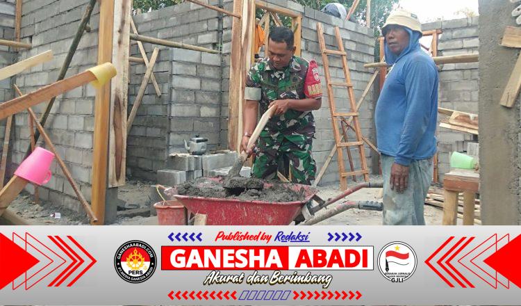 Wujud Nyata TNI Hadir di Tengah Rakyat, Babinsa ikut Gotongroyong Bangun rumah Warga
