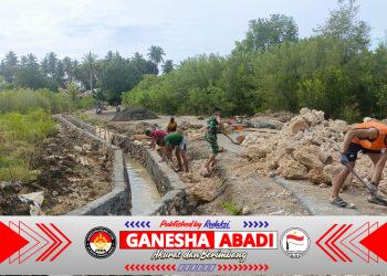 Personel TMMD Ke-127 Kodim 1514/Morotai Lanjutkan Pembuatan Drainase di Desa Gotalamo