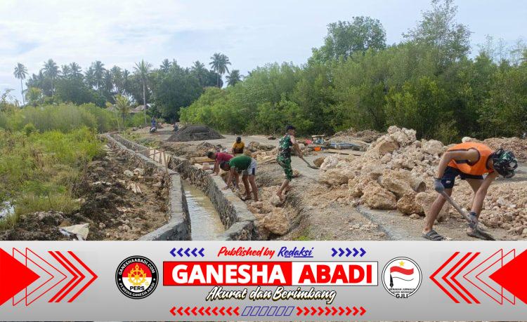 Personel TMMD Ke-127 Kodim 1514/Morotai Lanjutkan Pembuatan Drainase di Desa Gotalamo