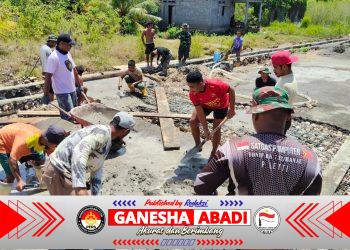 Personel TMMD Ke-127 Kodim 1514/Morotai Laksanakan Pengecoran Plat Deker Gorong-Gorong di Desa Gotalamo