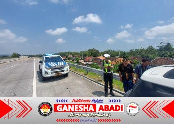 Polres Kendal Beri Pertolongan Cepat Pemudik Alami Pecah Ban di Tol Batang-Semarang