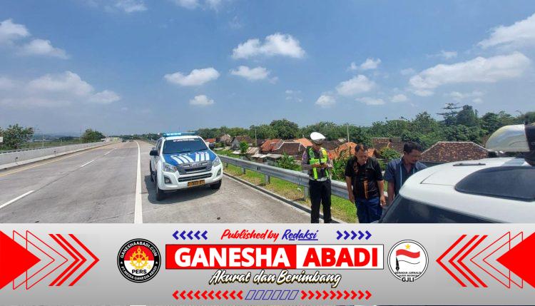 Polres Kendal Beri Pertolongan Cepat Pemudik Alami Pecah Ban di Tol Batang-Semarang