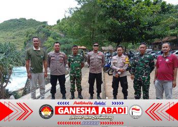 Petugas Gabungan Pantau Wisatawan Di Pantai Paranggupito Wonogiri