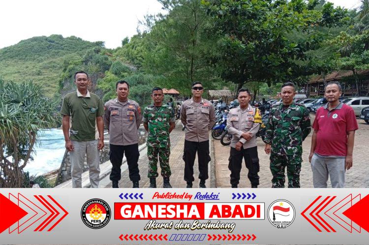 Petugas Gabungan Pantau Wisatawan Di Pantai Paranggupito Wonogiri