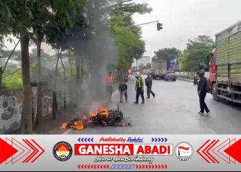Aksi Cepat Satlantas Polres Gresik Padamkan Motor Terbakar di Depan Terminal Bunder