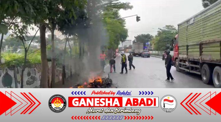 Aksi Cepat Satlantas Polres Gresik Padamkan Motor Terbakar di Depan Terminal Bunder