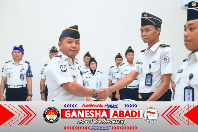 Tunjukkan Kontribusi Nyata pada Pengembangan SAE, Kalapas Banyuwangi Anugerahkan Penghargaan Pegawai Teladan