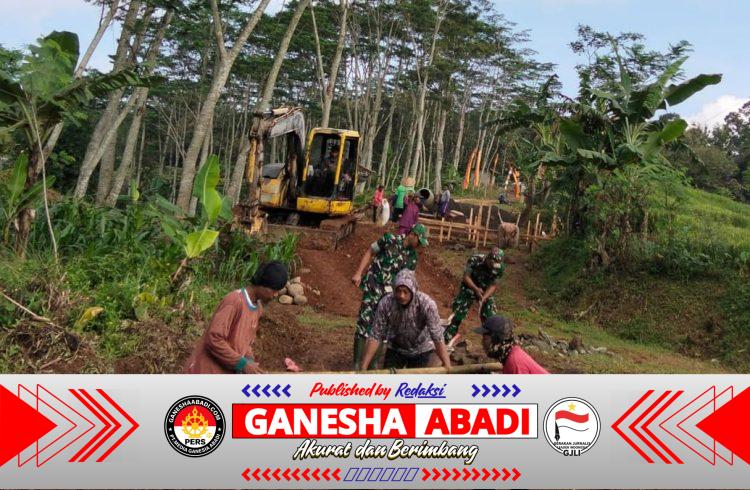 Gotong Royong TNI Dan Warga Dalam Percepatan Pembangunan Jembatan Gantung Garuda