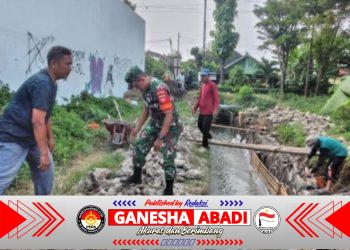 Babinsa Bangun Talud Irigasi Sawah Bersama Warga