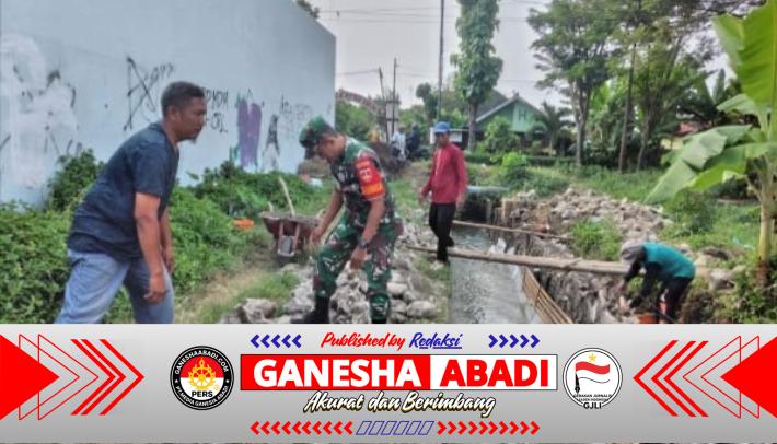 Babinsa Bangun Talud Irigasi Sawah Bersama Warga