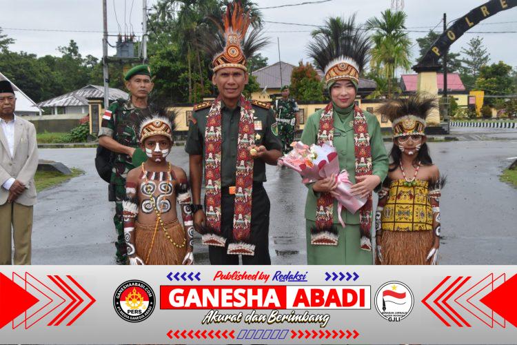 Kodim 1710/Mimika Gelar Tradisi Penyambutan Dandim dan Ketua Persit KCK